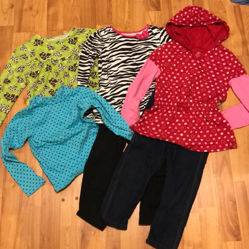 🌼LOT of 4 Tops and 2 bottoms size 5🌼